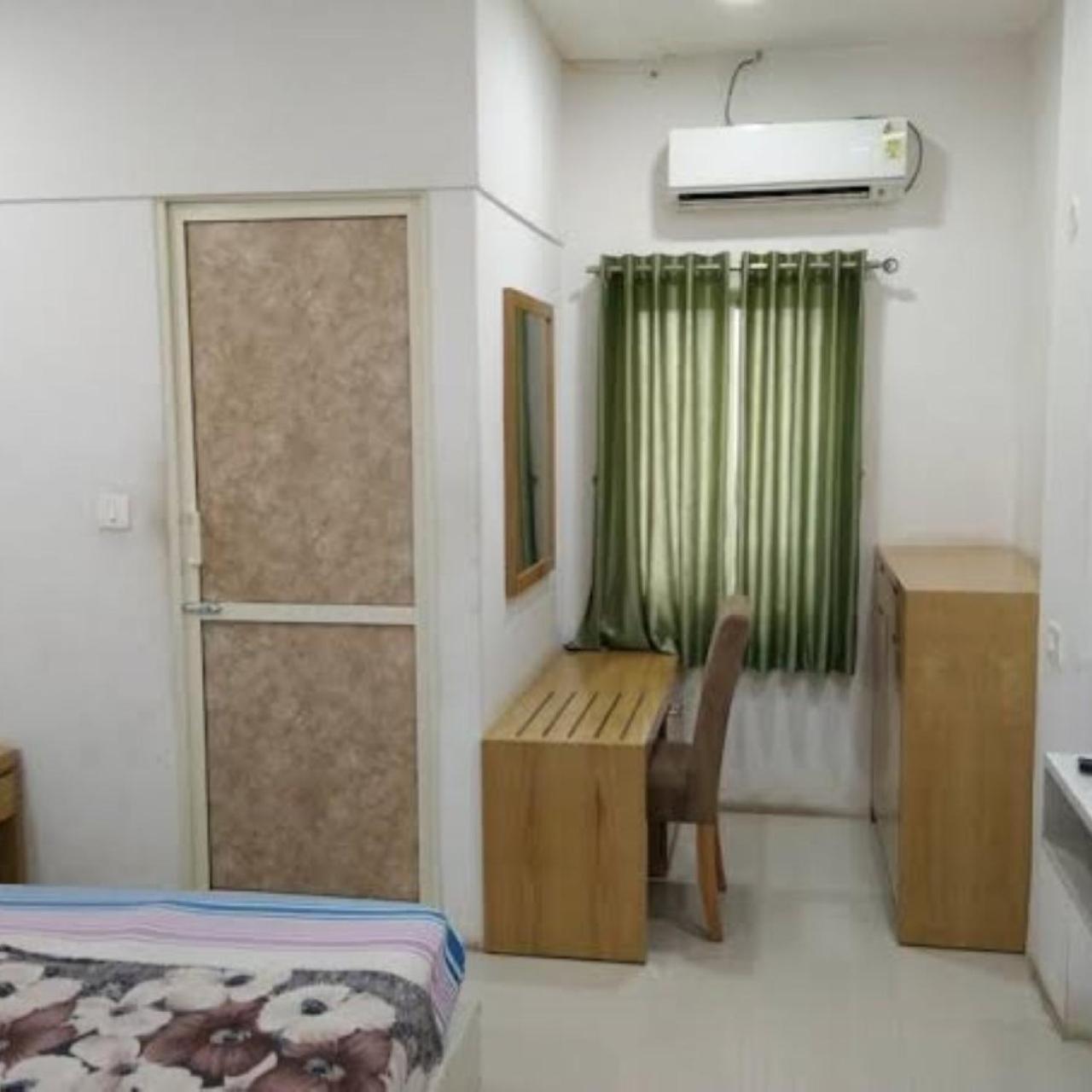 ホテル Divya Jyot Residency ブジ エクステリア 写真