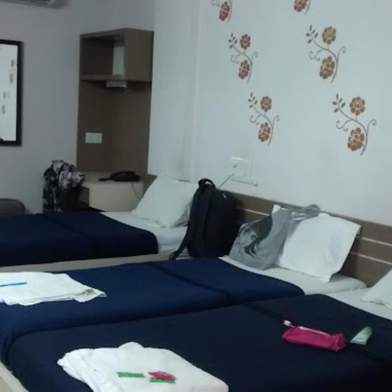 ホテル Divya Jyot Residency ブジ エクステリア 写真